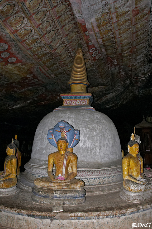 v jeskynn�ch chr�mech - Dambulla