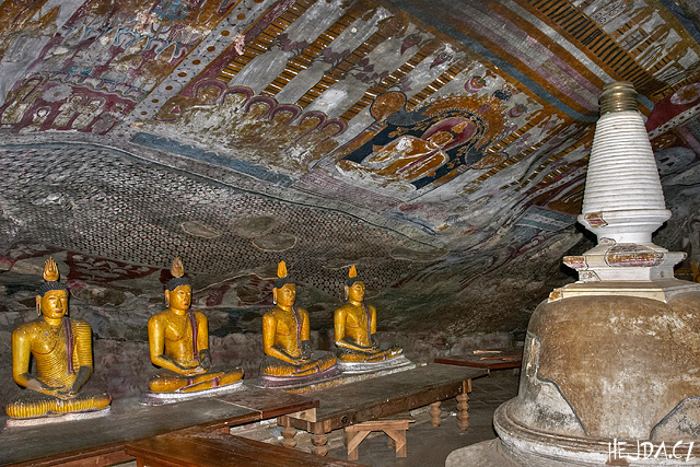 v jeskynn�ch chr�mech - Dambulla