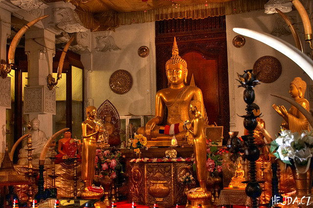 v chr�m� Buddhova zubu - Kandy
