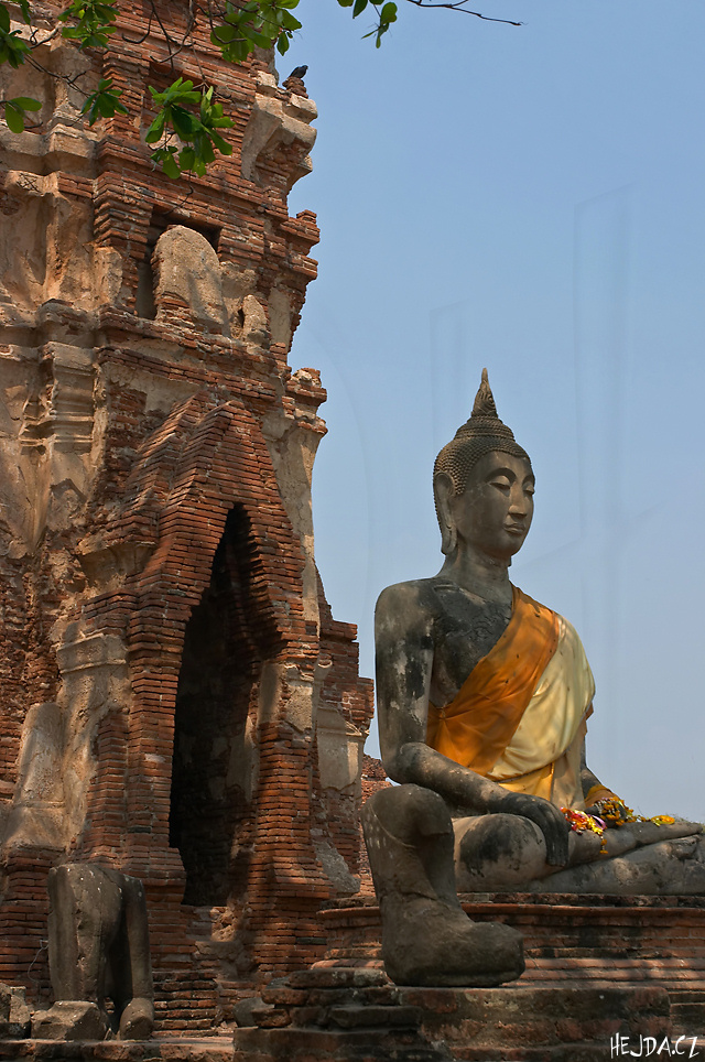 budha v Wat Phra Mahathat