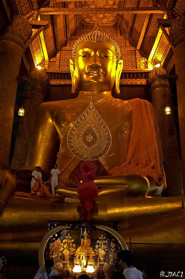 budha v Wat Phanan Choeng